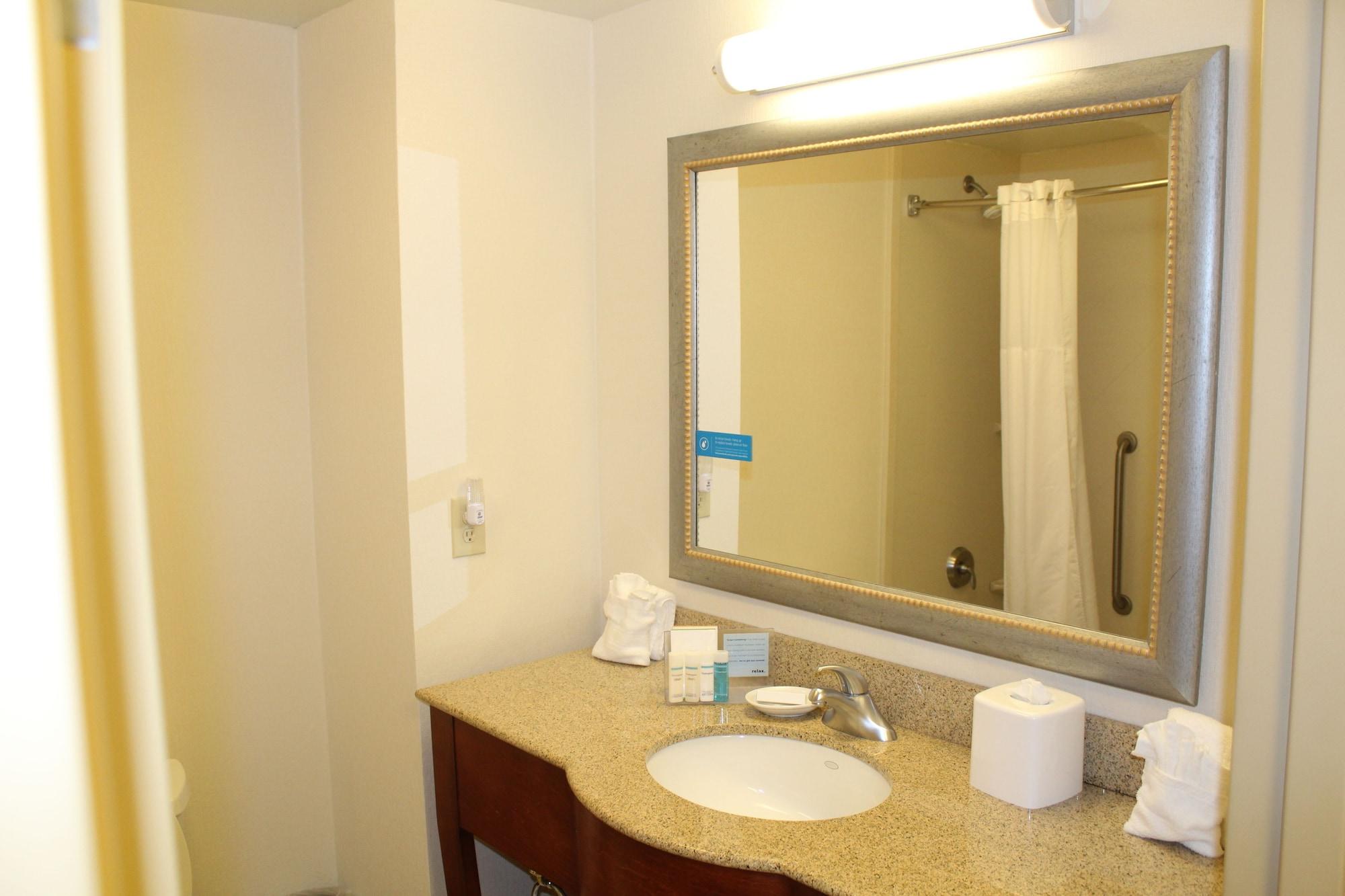 Hampton Inn Gloucester Exterior photo