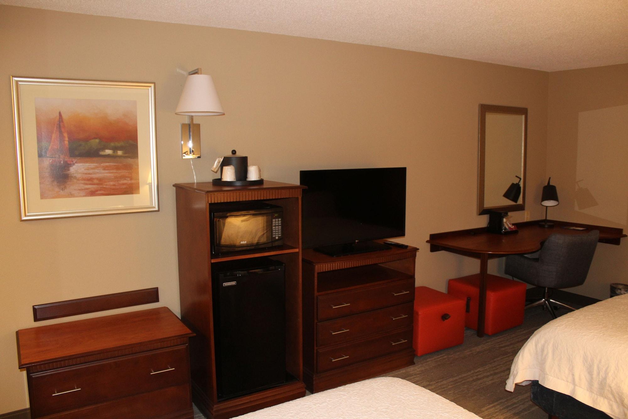 Hampton Inn Gloucester Exterior photo