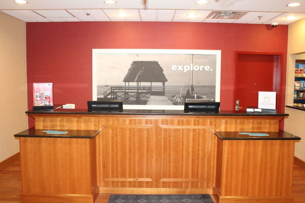 Hampton Inn Gloucester Exterior photo
