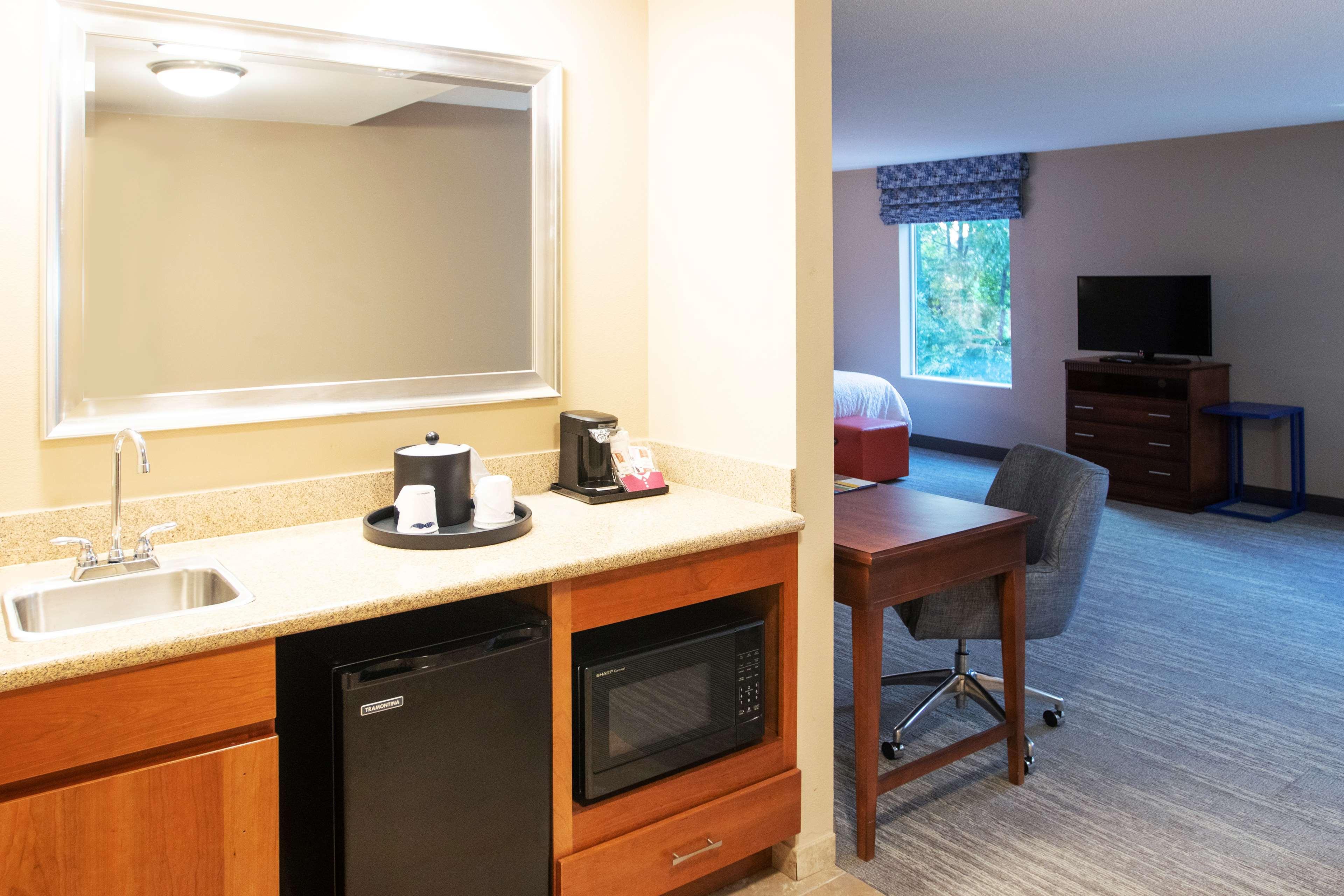 Hampton Inn Gloucester Exterior photo