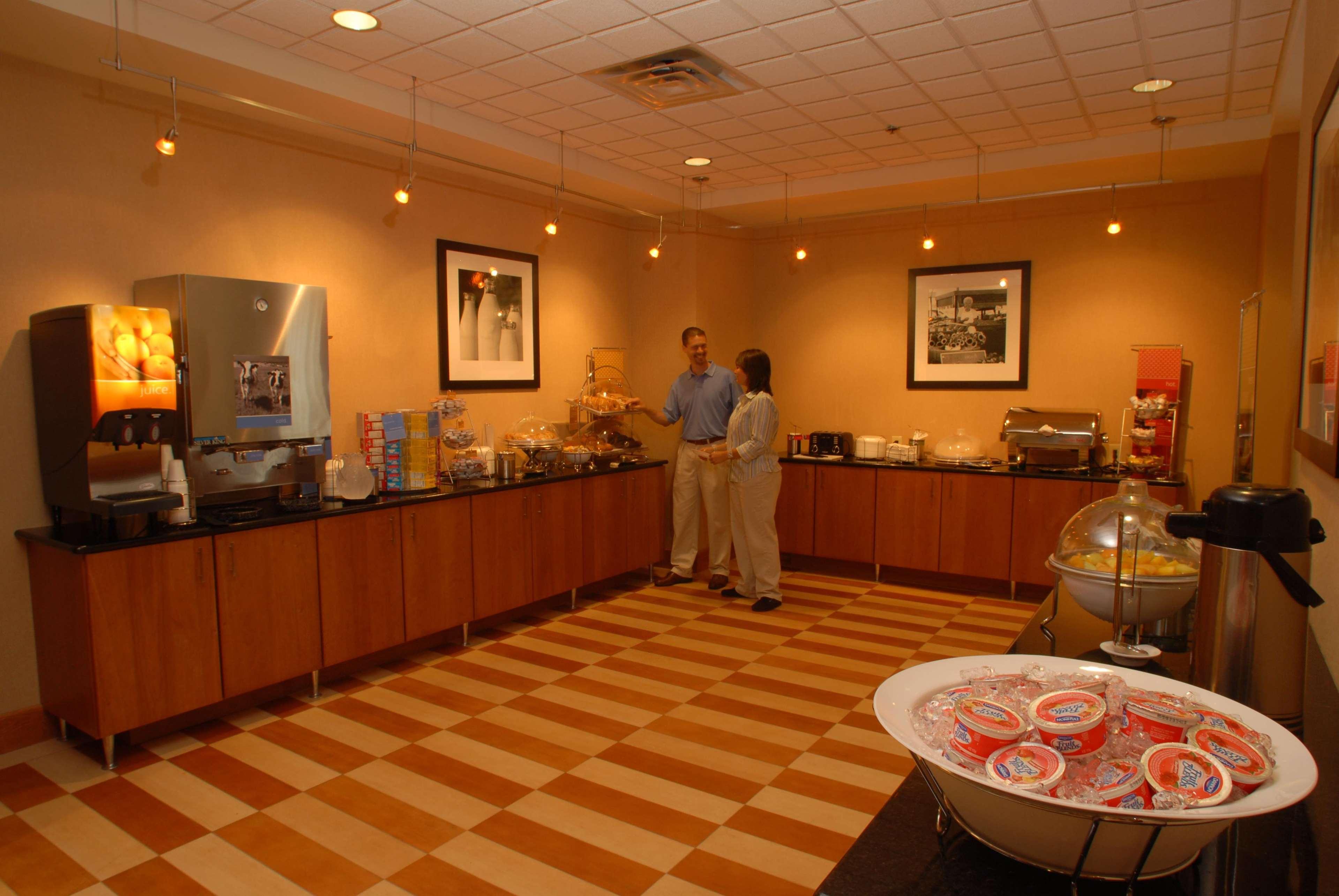Hampton Inn Gloucester Exterior photo