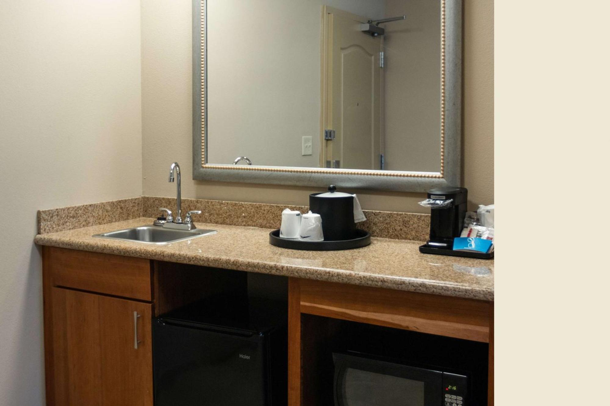Hampton Inn Gloucester Exterior photo