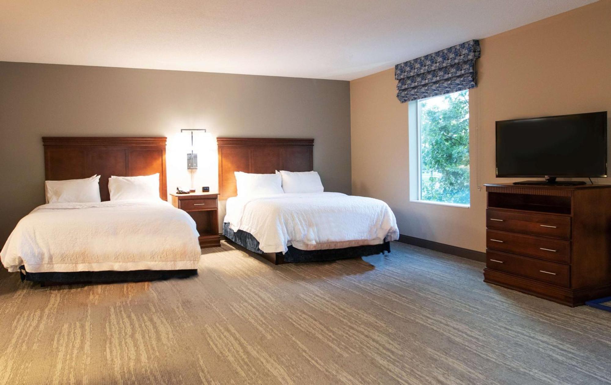 Hampton Inn Gloucester Exterior photo
