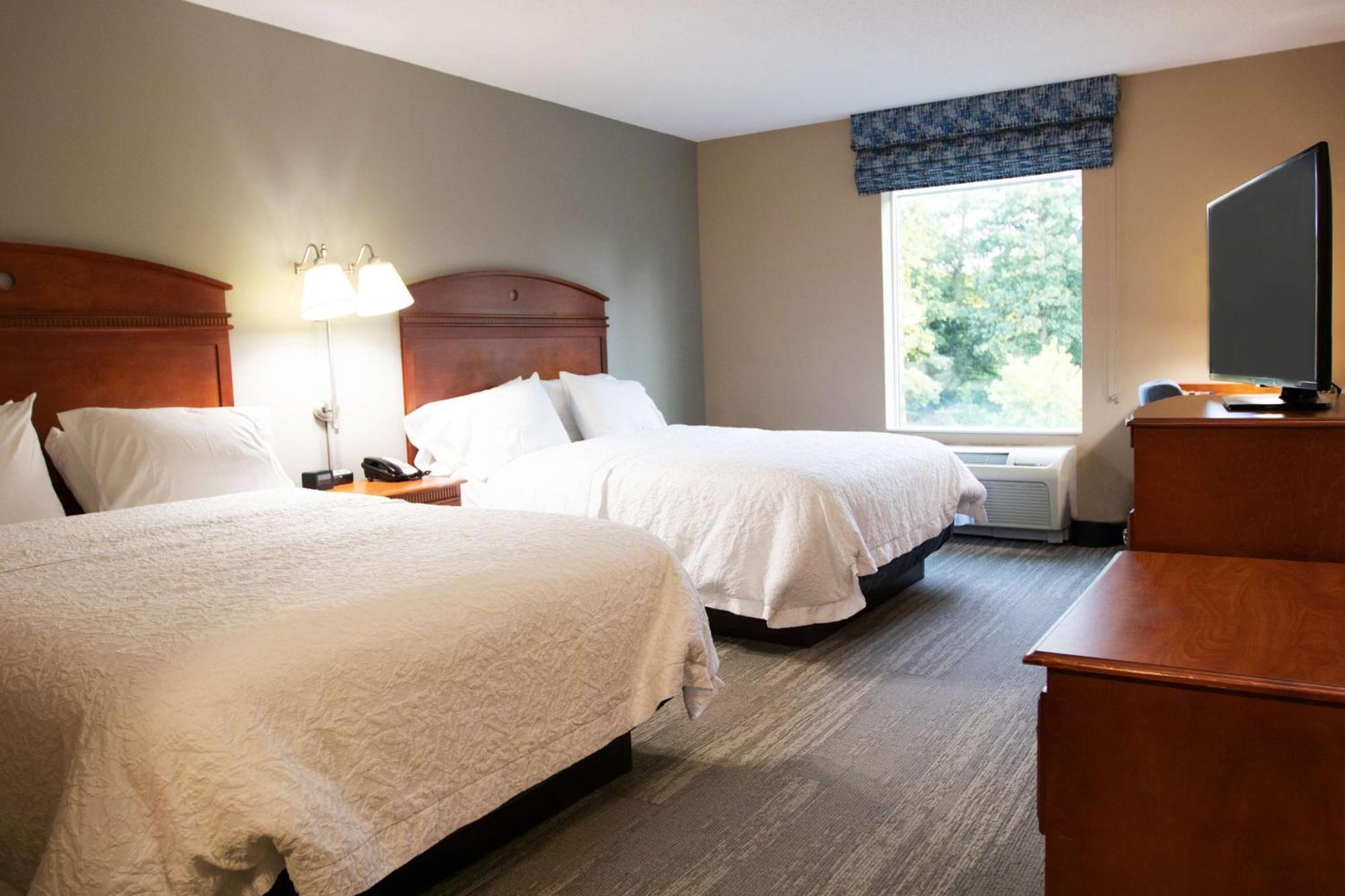 Hampton Inn Gloucester Exterior photo