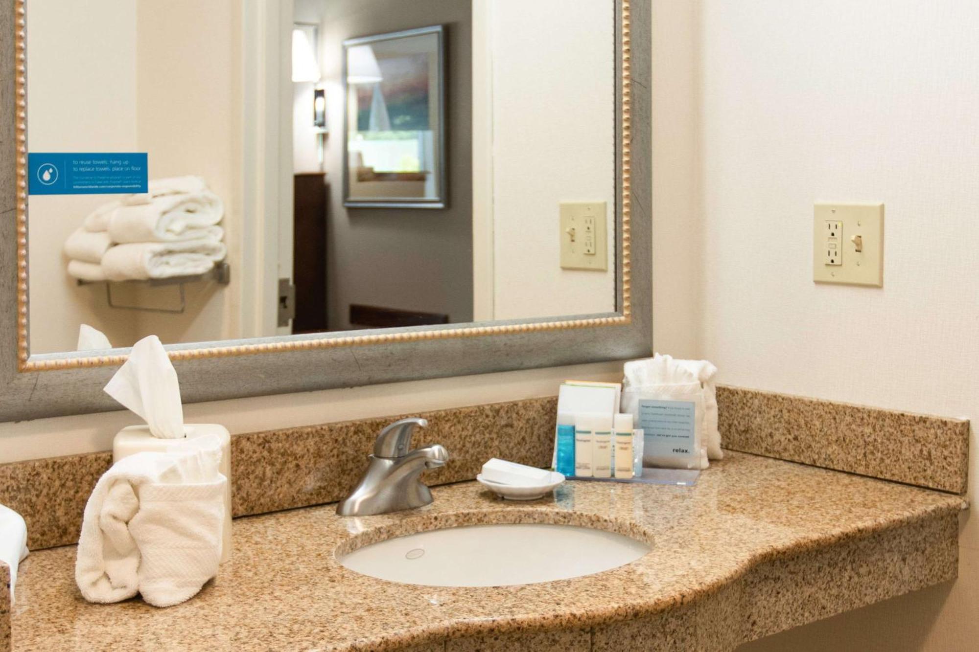 Hampton Inn Gloucester Exterior photo