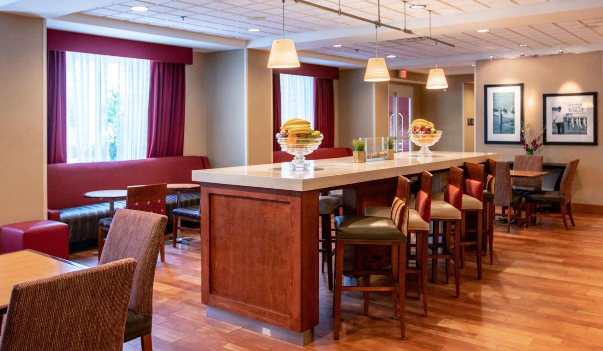 Hampton Inn Gloucester Exterior photo