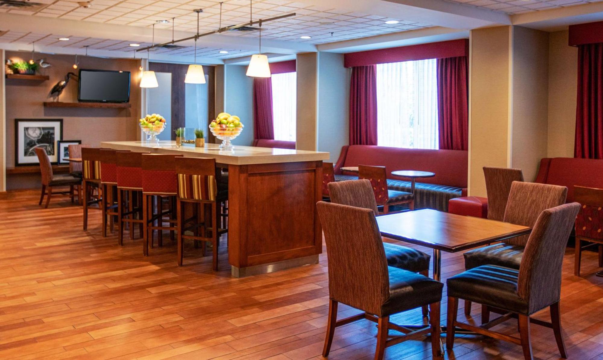 Hampton Inn Gloucester Exterior photo