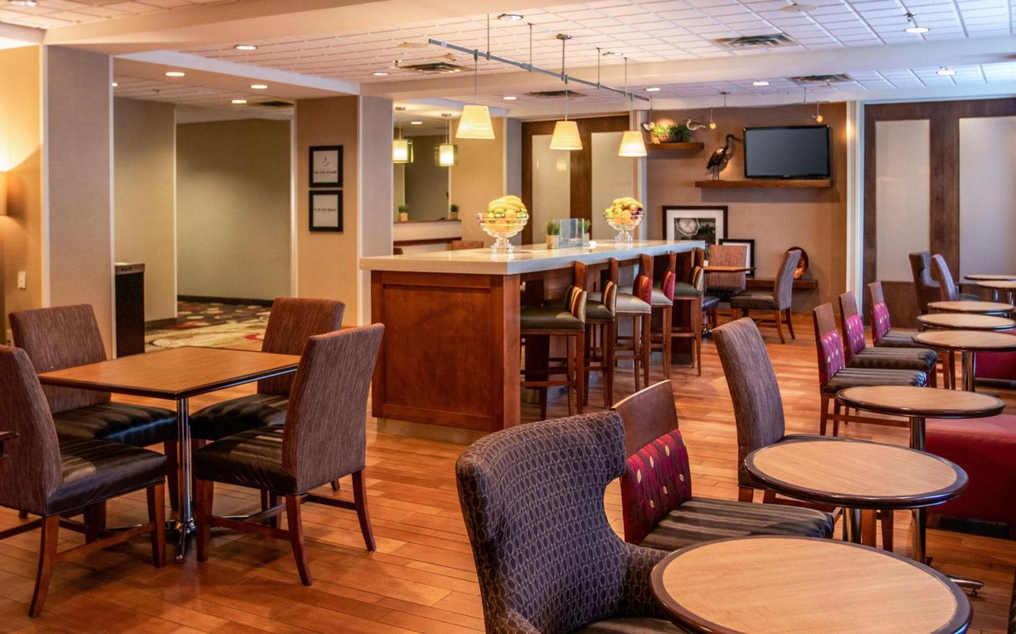 Hampton Inn Gloucester Exterior photo